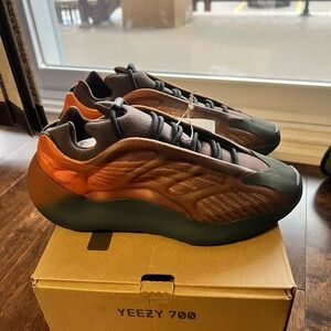 Yzy 700 v3 Copper Fade